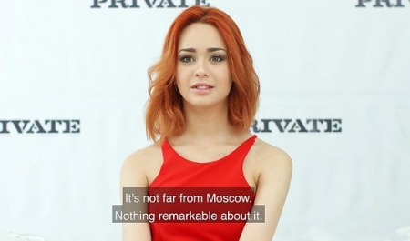 Скромная рыжуха пришла на интервью к мачехе, но проговорилась, что любит сосать члены — минет, анал и жёсткий трах гарантированы