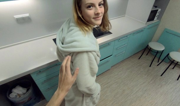 Пока родители спят, брат жестко трахает сводную сестру на кухне — громкий анал и минет со спермой