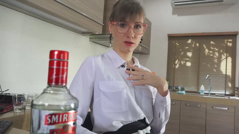 Пьяная мамка напоила пасынка водкой и дала себя жестко оттрахать на кухне