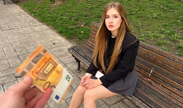 Мачеха пожалела бедную студентку, дала денег и жёстко выебала на прощание